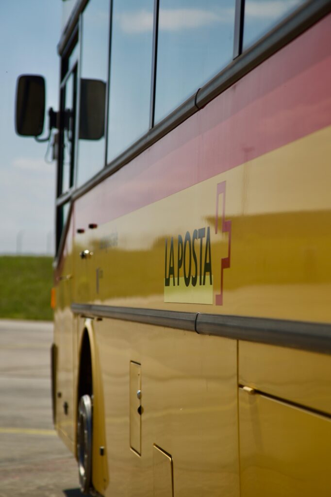 Mercedes O405 Postbus Detail mit La-Posta-Schriftzug