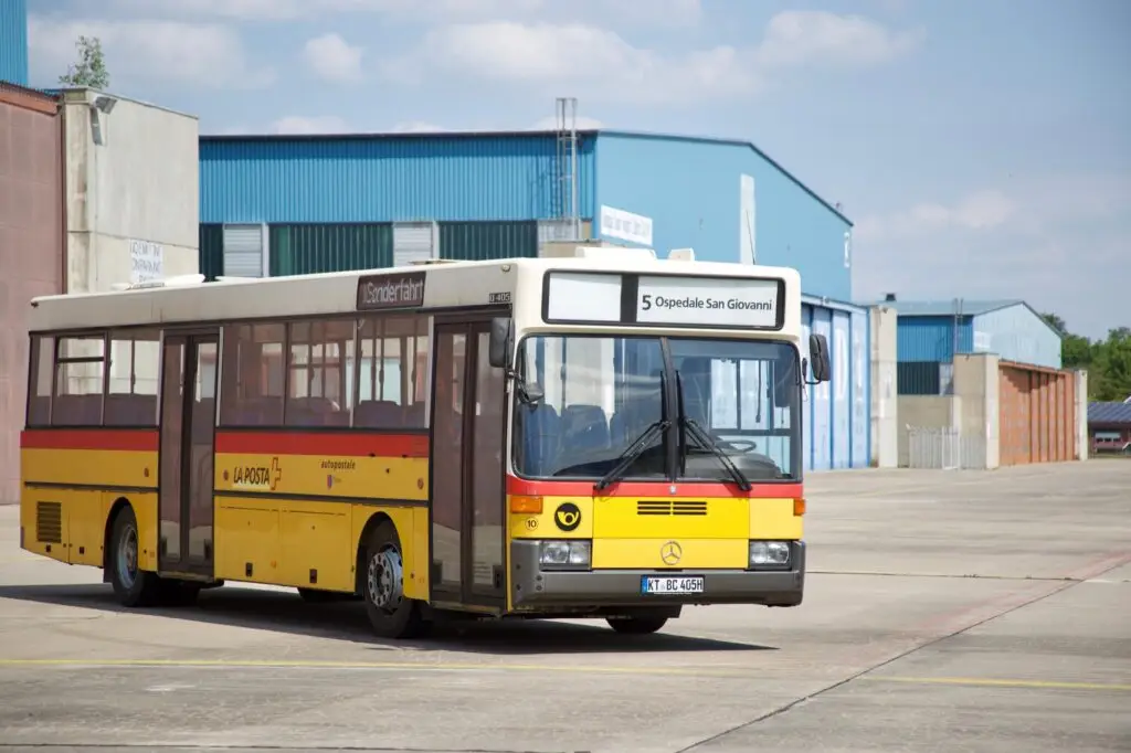 Mercedes O405 Postbus im Original-Postbus-Design – Frontansicht