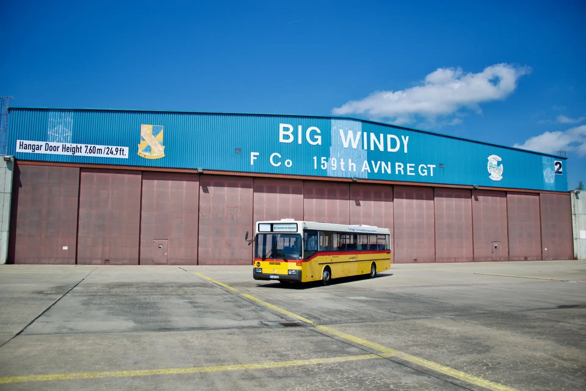Mercedes O405 Postbus vor Hangar – Oldtimerbus mieten in Franken