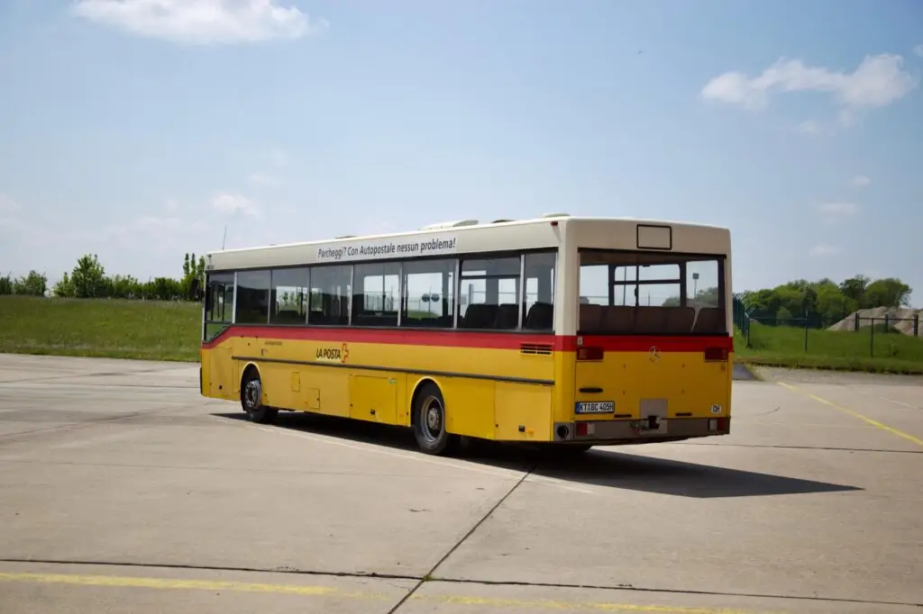 Mercedes O405 Postbus Seitenansicht und Heck – Oldtimerbus mit 40 Sitzplätzen